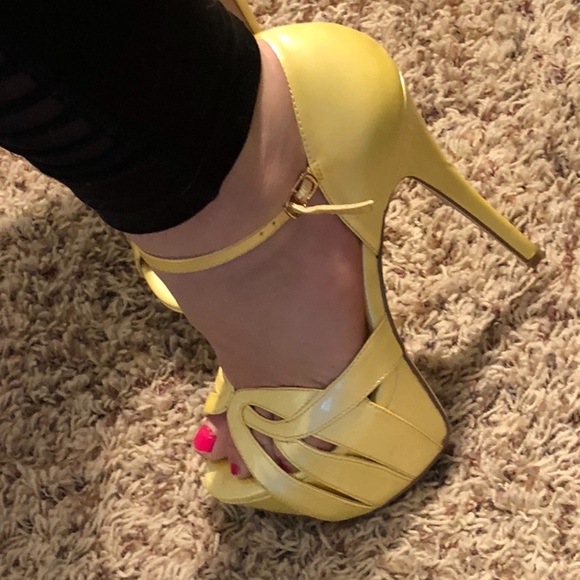 Bakers Shoes - 🌴Bakers canary yellow stiletto